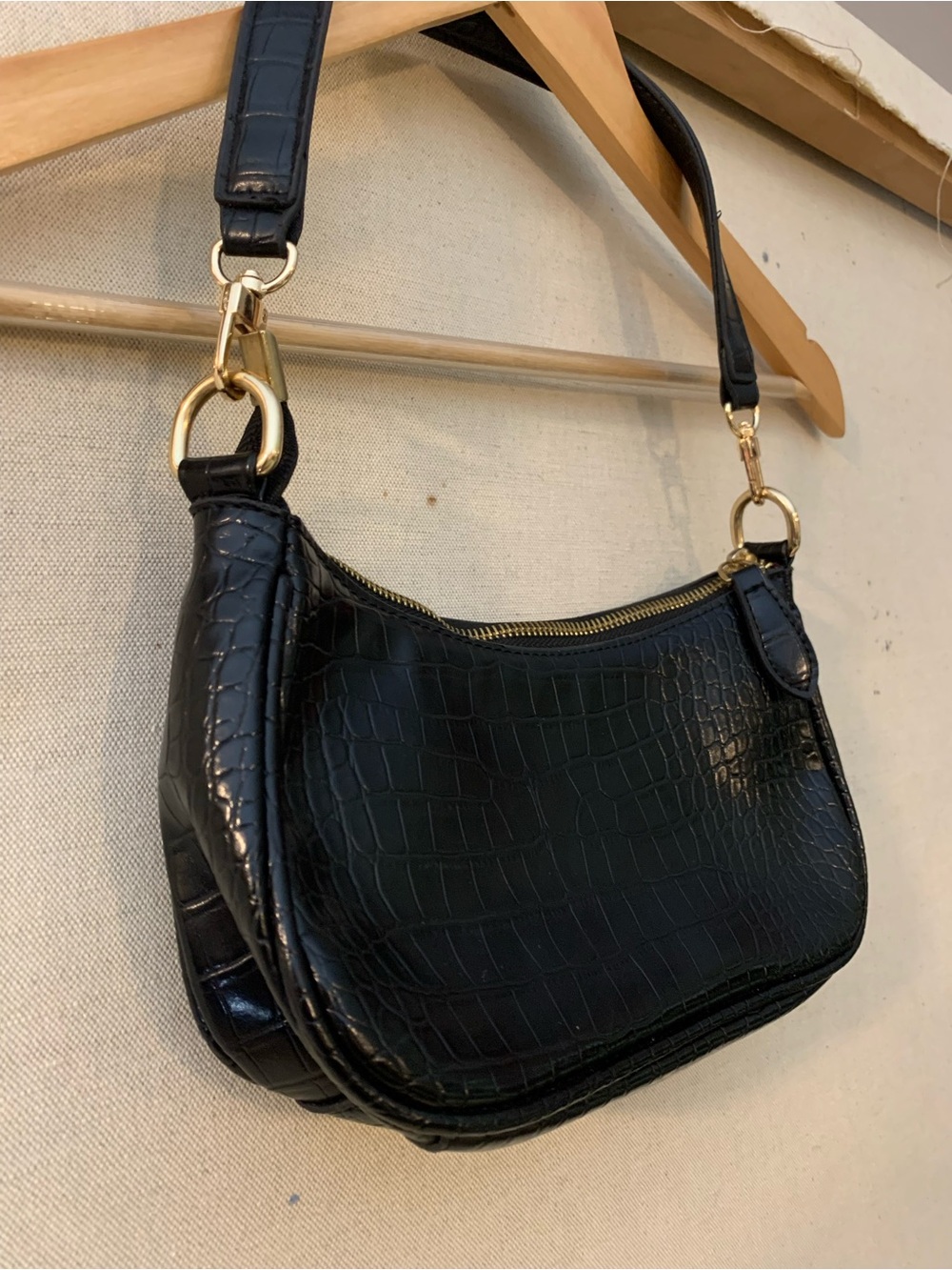 Classic Black Croc-Embossed Shoulder Bag - Great Condition - Picture 3 of 8
